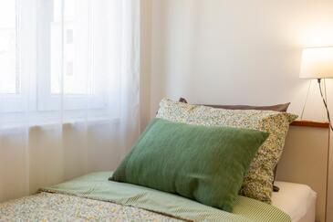 Apartments with terrace Njivice, Kvarner