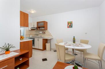 Apartments with terrace Njivice, Kvarner