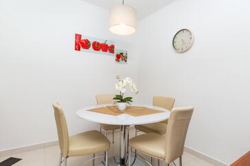 Apartamentos junto al mar Njivice, Krk - 5295