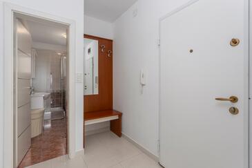 Apartments with terrace Njivice, Kvarner