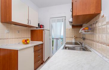 Apartments with terrace Njivice, Kvarner