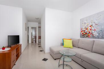 Apartments with terrace Njivice, Kvarner