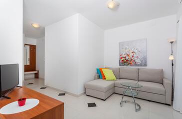 Apartments with terrace Njivice, Kvarner