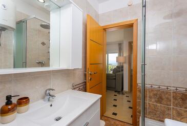 Apartments with terrace Njivice, Kvarner