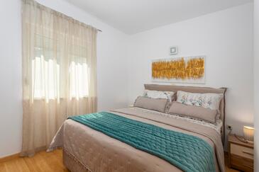 Apartments with terrace Njivice, Kvarner