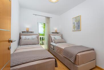 Apartments with terrace Njivice, Kvarner