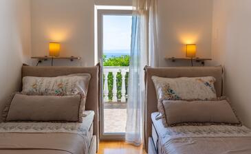 Apartments with terrace Njivice, Kvarner