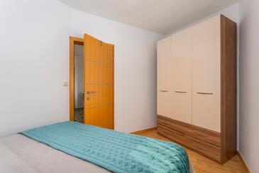 Apartments with terrace Njivice, Kvarner