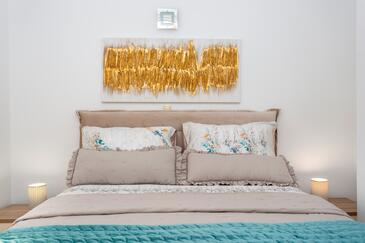 Apartments with terrace Njivice, Kvarner