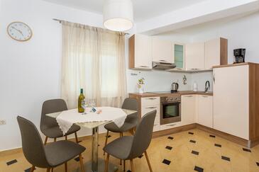 Apartments with terrace Njivice, Kvarner