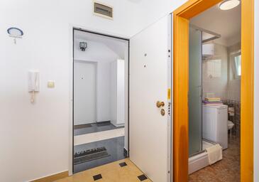 Apartments with terrace Njivice, Kvarner