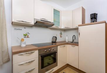 Apartments with terrace Njivice, Kvarner