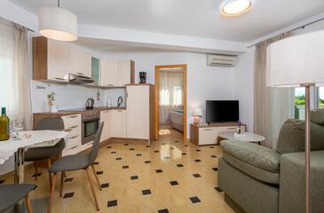 Apartments with terrace Njivice, Kvarner