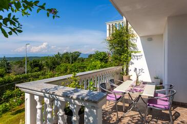 Apartments with terrace Njivice, Kvarner
