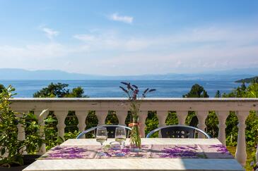 Apartments with terrace Njivice, Kvarner