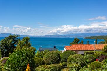 Apartments with terrace Njivice, Kvarner