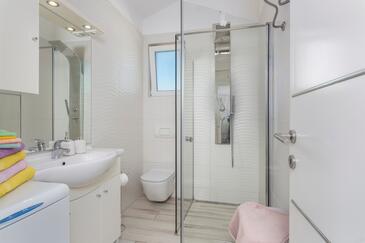 Apartments with terrace Njivice, Kvarner