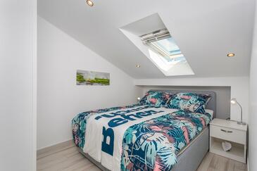 Apartments with terrace Njivice, Kvarner