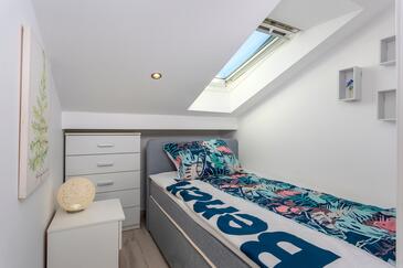 Apartments with terrace Njivice, Kvarner