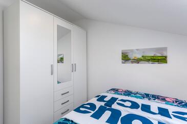 Apartments with terrace Njivice, Kvarner