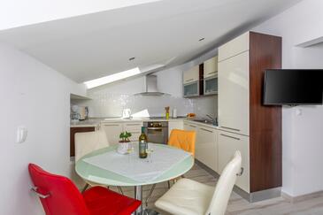 Apartments with terrace Njivice, Kvarner