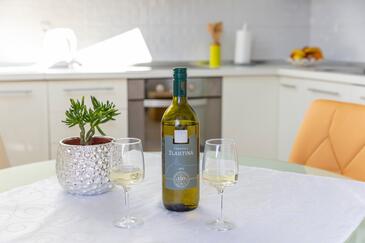 Apartments with terrace Njivice, Kvarner