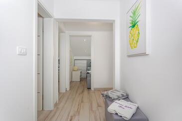 Apartments with terrace Njivice, Kvarner