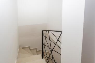 Apartments with terrace Njivice, Kvarner