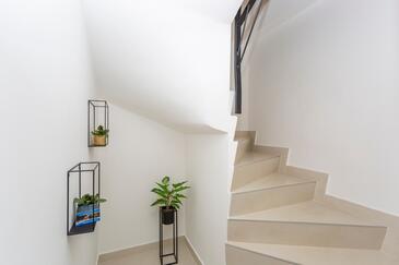 Apartments with terrace Njivice, Kvarner