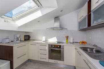 Apartments with terrace Njivice, Kvarner