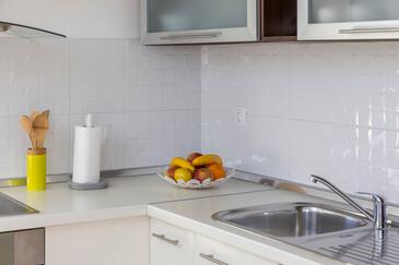 Apartments with terrace Njivice, Kvarner