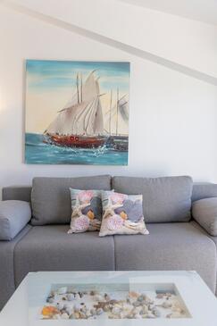 Apartments with terrace Njivice, Kvarner