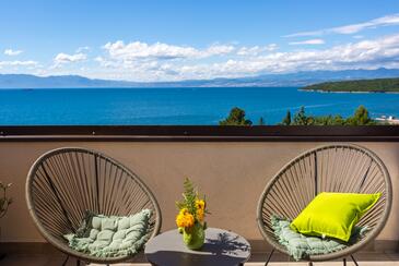 Apartments with terrace Njivice, Kvarner