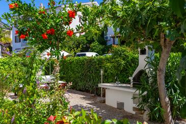 Apartments with terrace Njivice, Kvarner