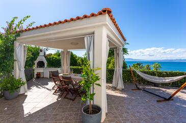 Apartments with terrace Njivice, Kvarner