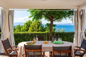 Apartments with terrace Njivice, Kvarner