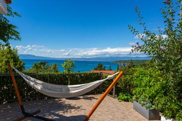Apartments with terrace Njivice, Kvarner
