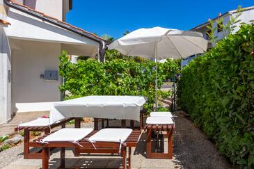 Apartments with terrace Njivice, Kvarner