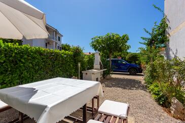 Apartments with terrace Njivice, Kvarner