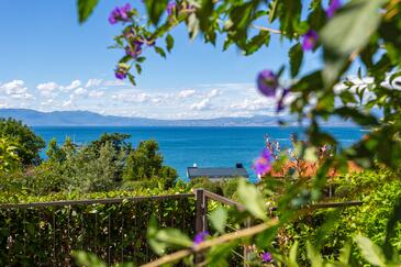 Apartments with terrace Njivice, Kvarner