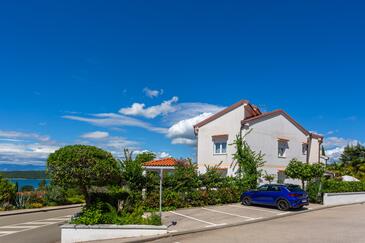 Apartments with terrace Njivice, Kvarner