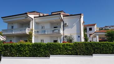 Apartments with terrace Njivice, Kvarner
