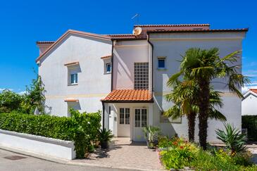 Apartments with terrace Njivice, Kvarner