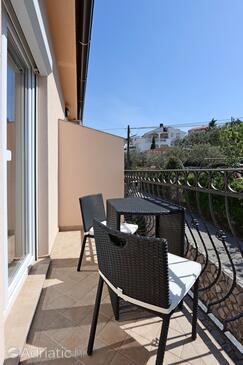 Lejligheder og værelser med parkering Vrbnik, Krk - 5299