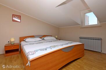 Apartmanok és szobák parkolóhellyel Vrbnik, Krk - 5302