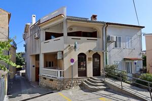 Appartements et chambres avec parking Vrbnik, Krk - 5302