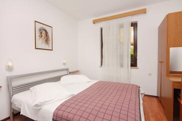 Apartment with terrace Njivice, Kvarner