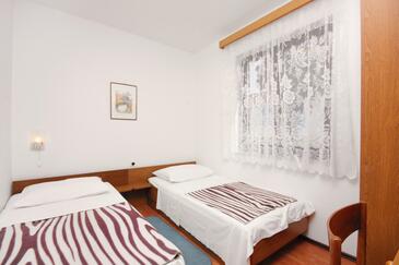 Apartment with terrace Njivice, Kvarner