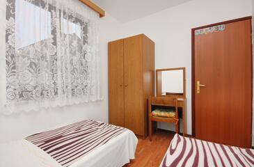 Apartment with terrace Njivice, Kvarner