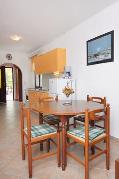 Apartment with terrace Njivice, Kvarner